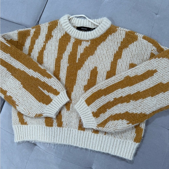 Sweater - Picture 4 of 8